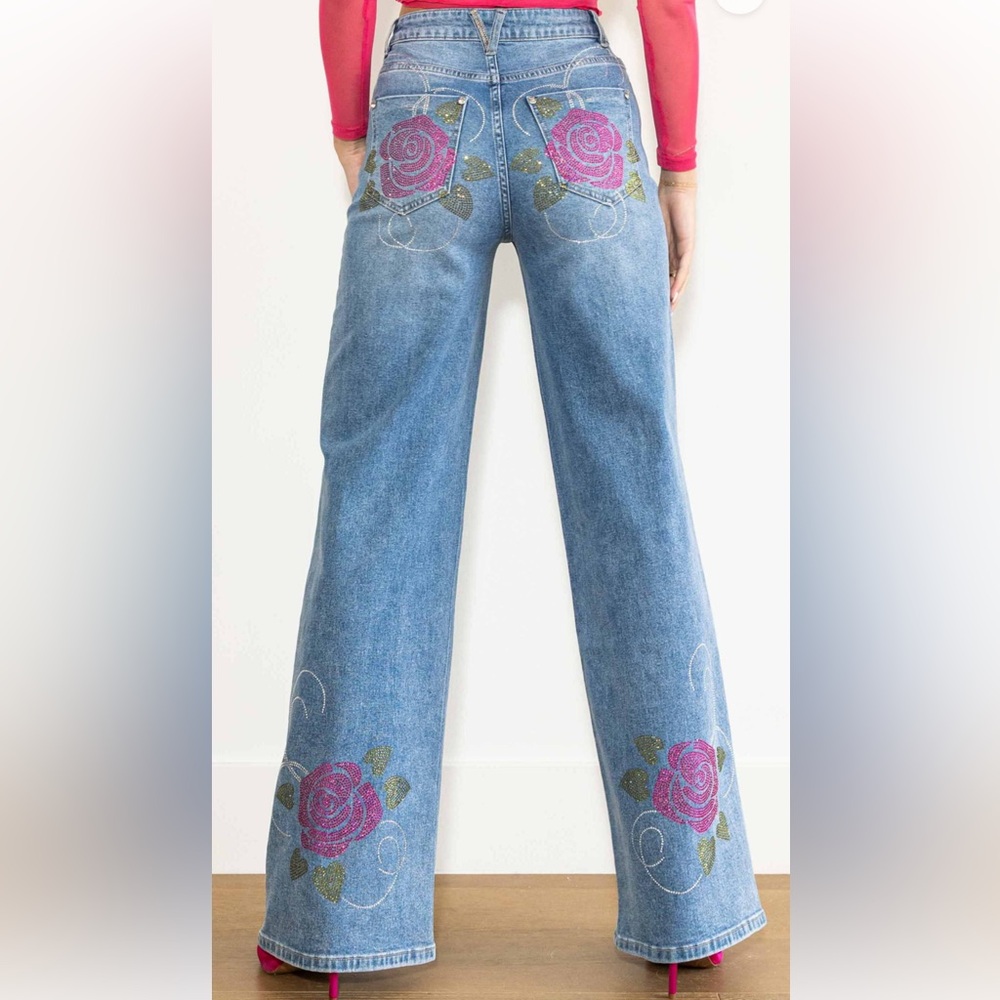 Rose rhinestones wide jeans
Rhinestones flowers high waist wide leg jeans